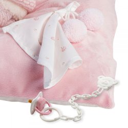 Nica 40 cm babydukke p� en t�ppe