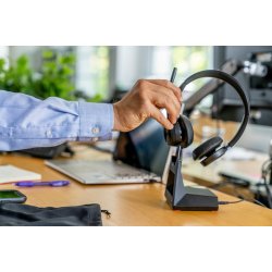 POLY Voyager 4320 headset med Microsoft Teams-certificering + BT700-adapter + ladestation