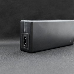 Qoltec 50761 Oplader til elcykelbatterier 36V | 42V | 2A | 5,5*2,5